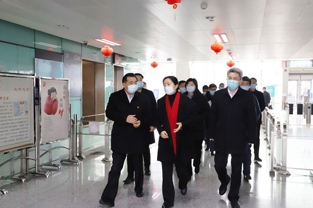 市領(lǐng)導(dǎo)至車站走訪慰問和疫情防控、保供應(yīng)保安全保暢通工作督查